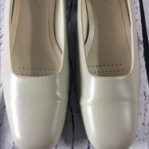 I ❤️Comfort Cream/Beige “Laura” Chunky Heel Shoe